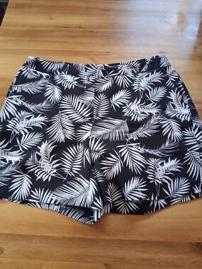 Carmen Marc Valvo Black and White Palm-Print Women's Shorts
